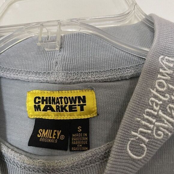 CHINATOWN MARKET gray long sleeve crew neck pullover smiley shirt size Small - Picture 4 of 6